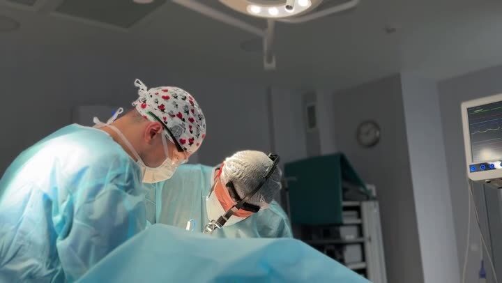 В операционной — пластический хирург Руслан Алькема